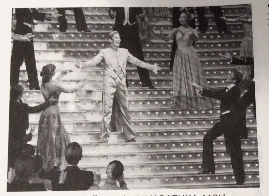 A stage photo of Grande Takarazuka 110, centered on Houzuki looking up at Tsukishiro Kanato.